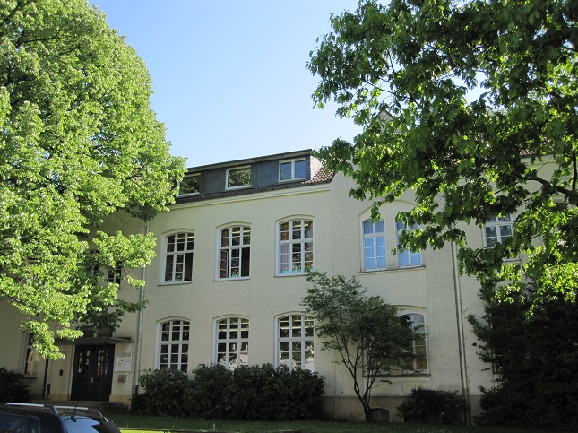 Grundschule Kreuzweg Solingen, Hauptgebäude mit Schulhof